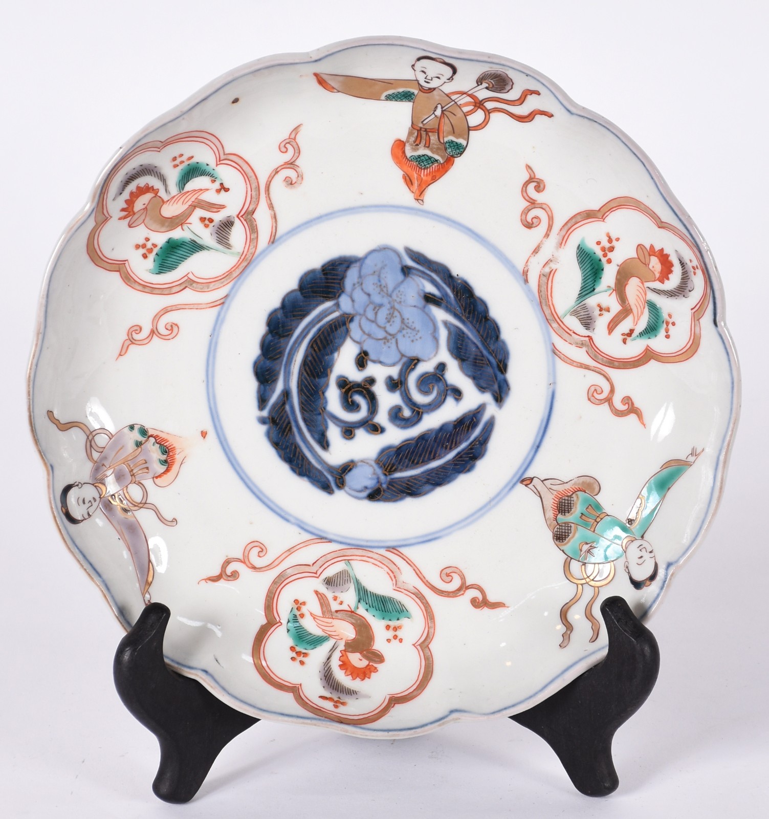 Prato de porcelana Imari decorada em tons de rouge de fer e azul... - foto 1 de 3