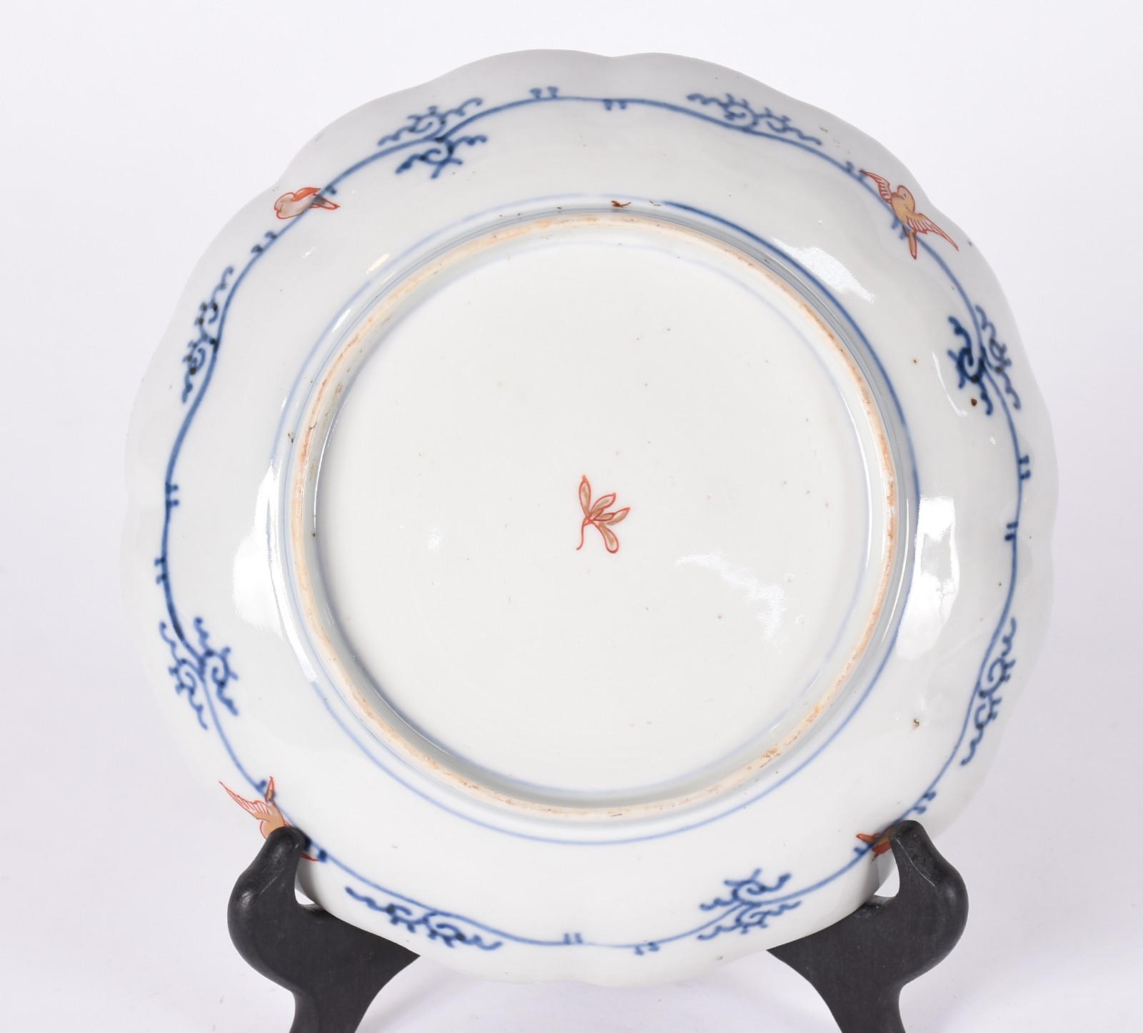 Prato de porcelana Imari decorada em tons de rouge de fer e azul... - foto 2 de 3