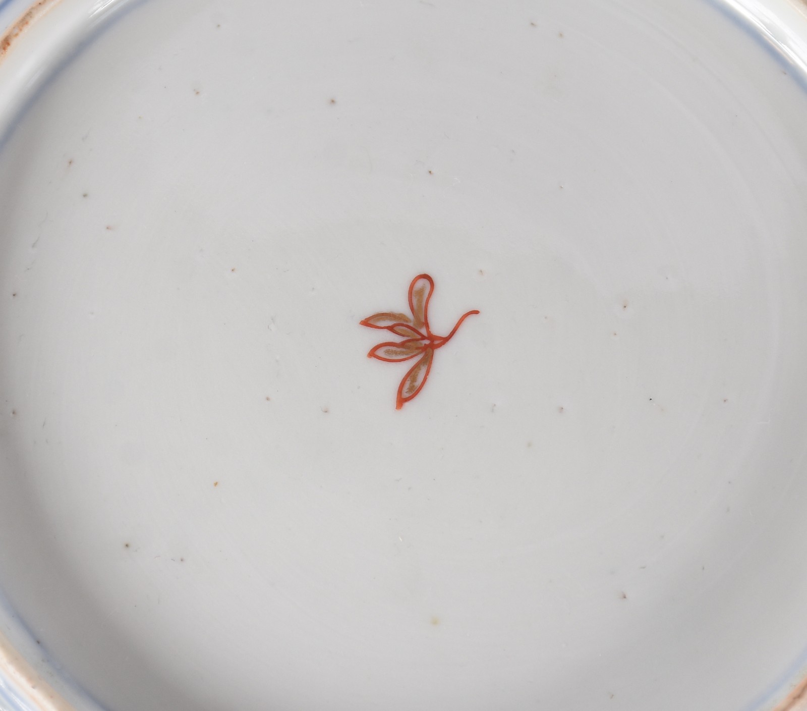 Prato de porcelana Imari decorada em tons de rouge de fer e azul... - foto 3 de 3