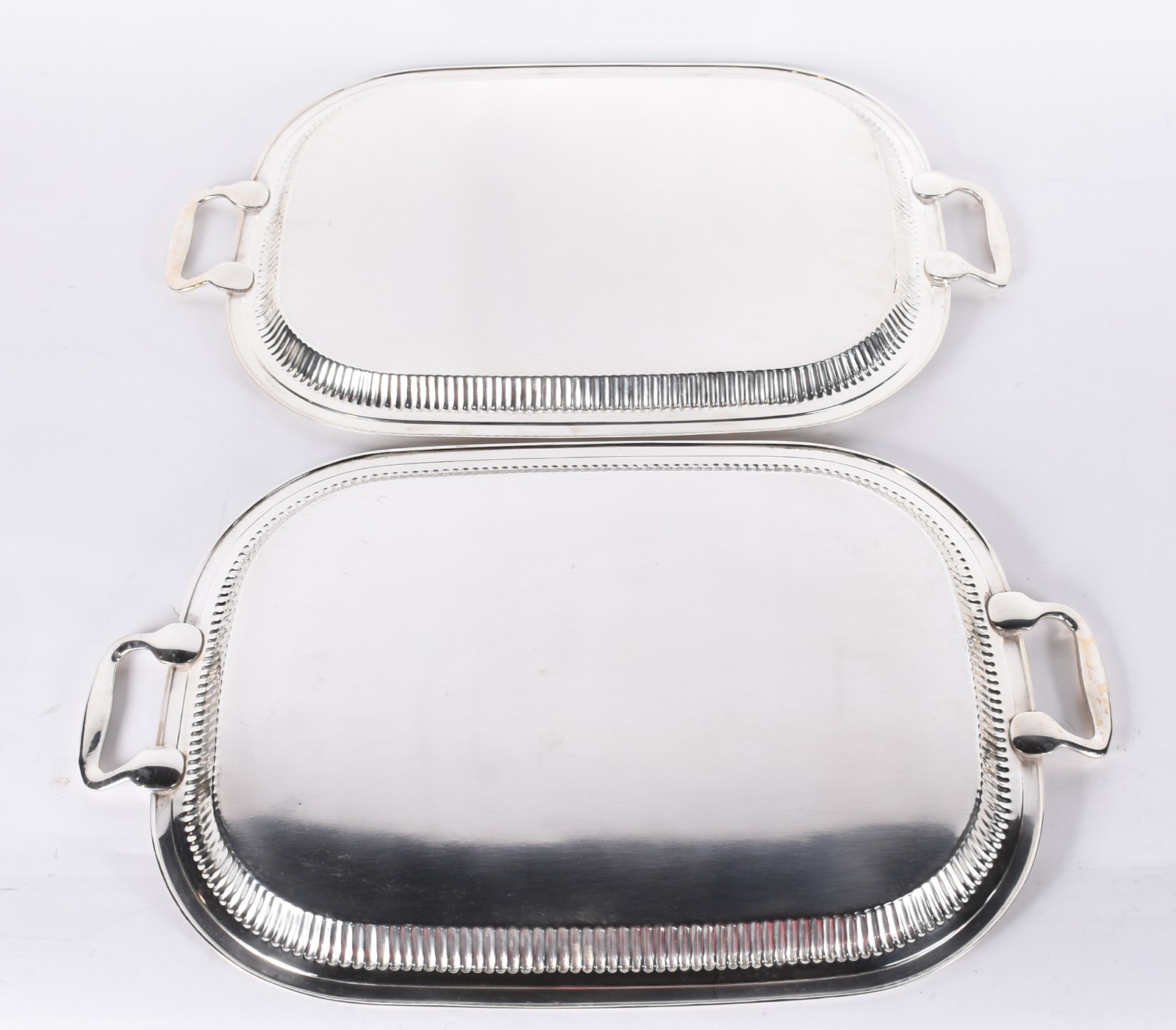 Par de bandejas com alças de metal prateado com fundos cinzelados. - foto 4 de 4