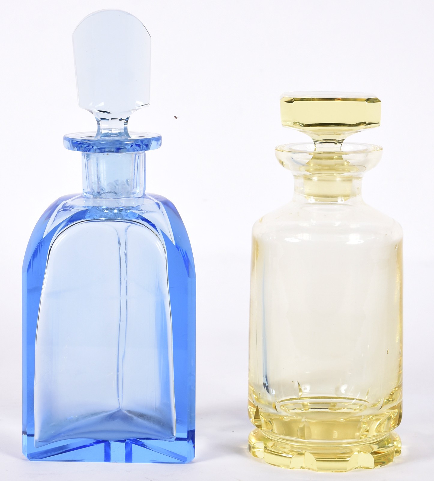 Duas garrafas de cristal, sendo uma azul feitio triangular (parte... - foto 1 de 5