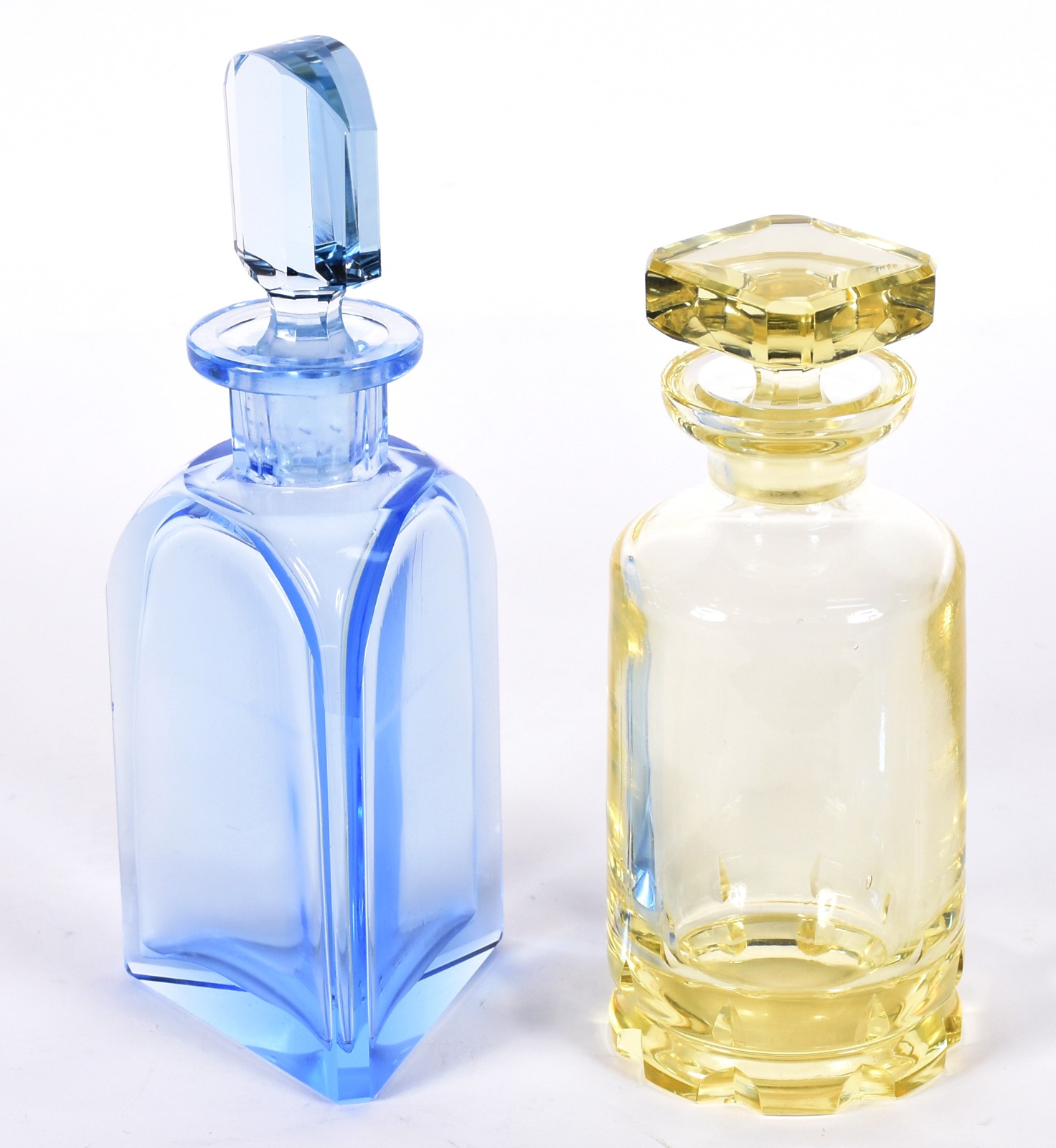 Duas garrafas de cristal, sendo uma azul feitio triangular (parte... - foto 2 de 5