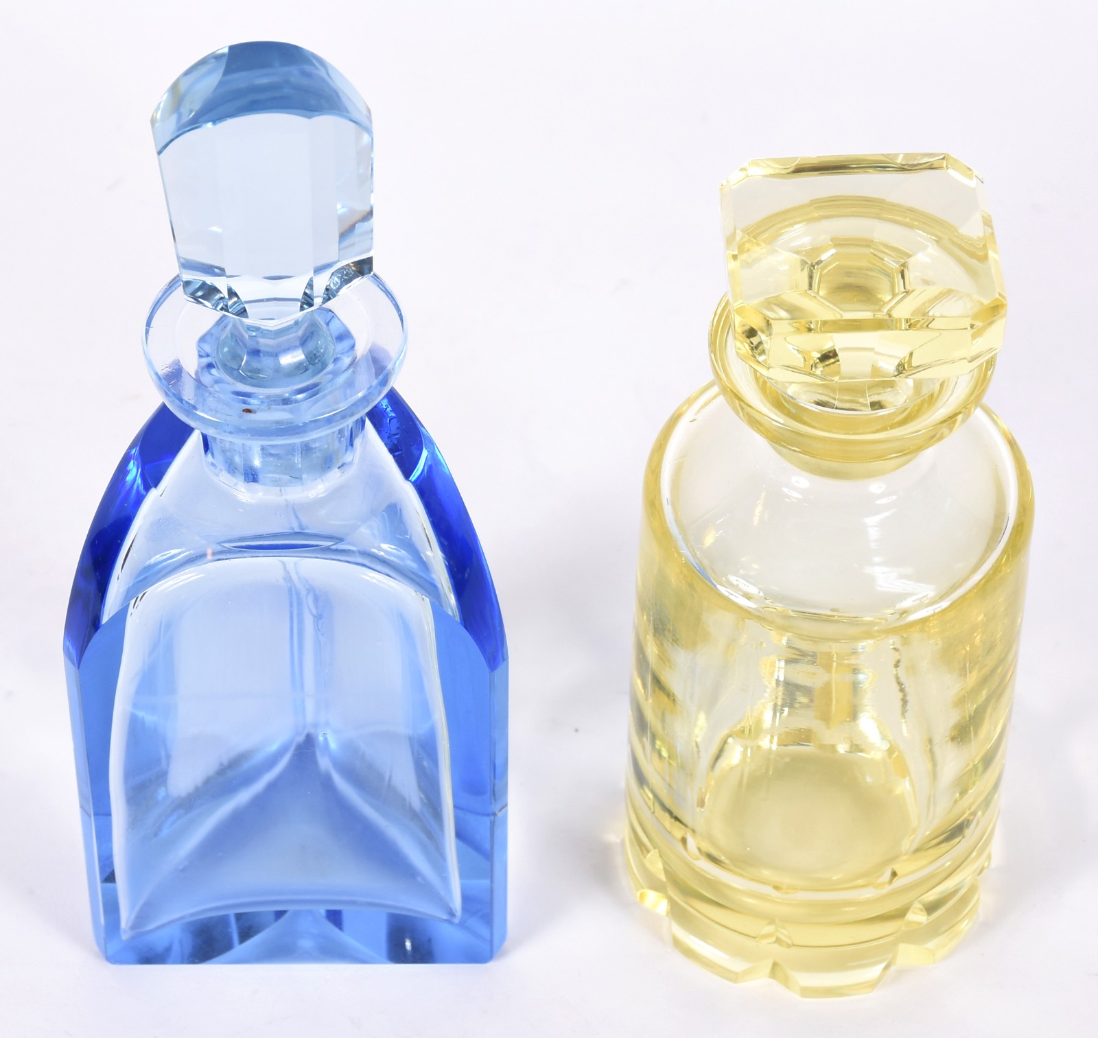 Duas garrafas de cristal, sendo uma azul feitio triangular (parte... - foto 3 de 5