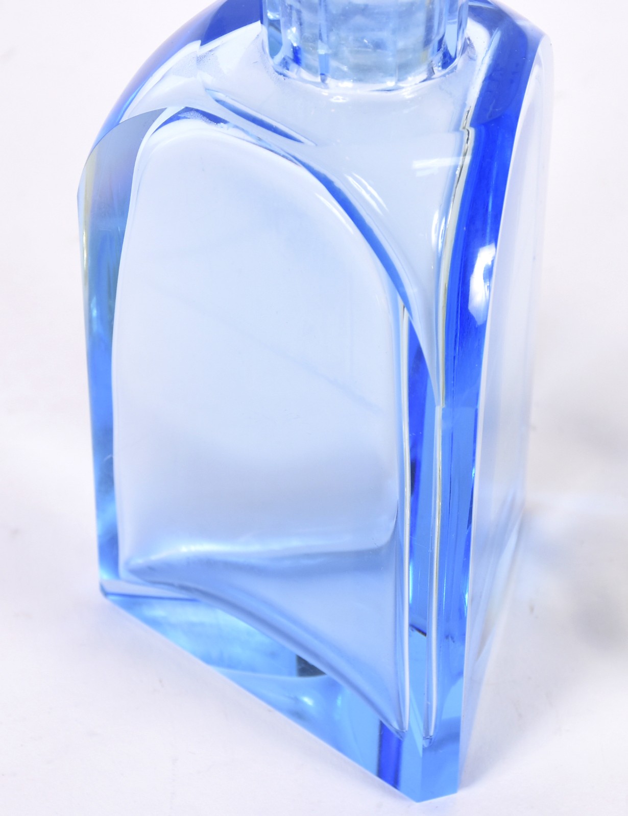 Duas garrafas de cristal, sendo uma azul feitio triangular (parte... - foto 4 de 5
