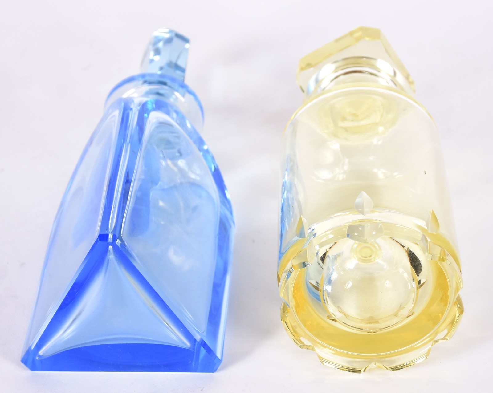 Duas garrafas de cristal, sendo uma azul feitio triangular (parte... - foto 5 de 5