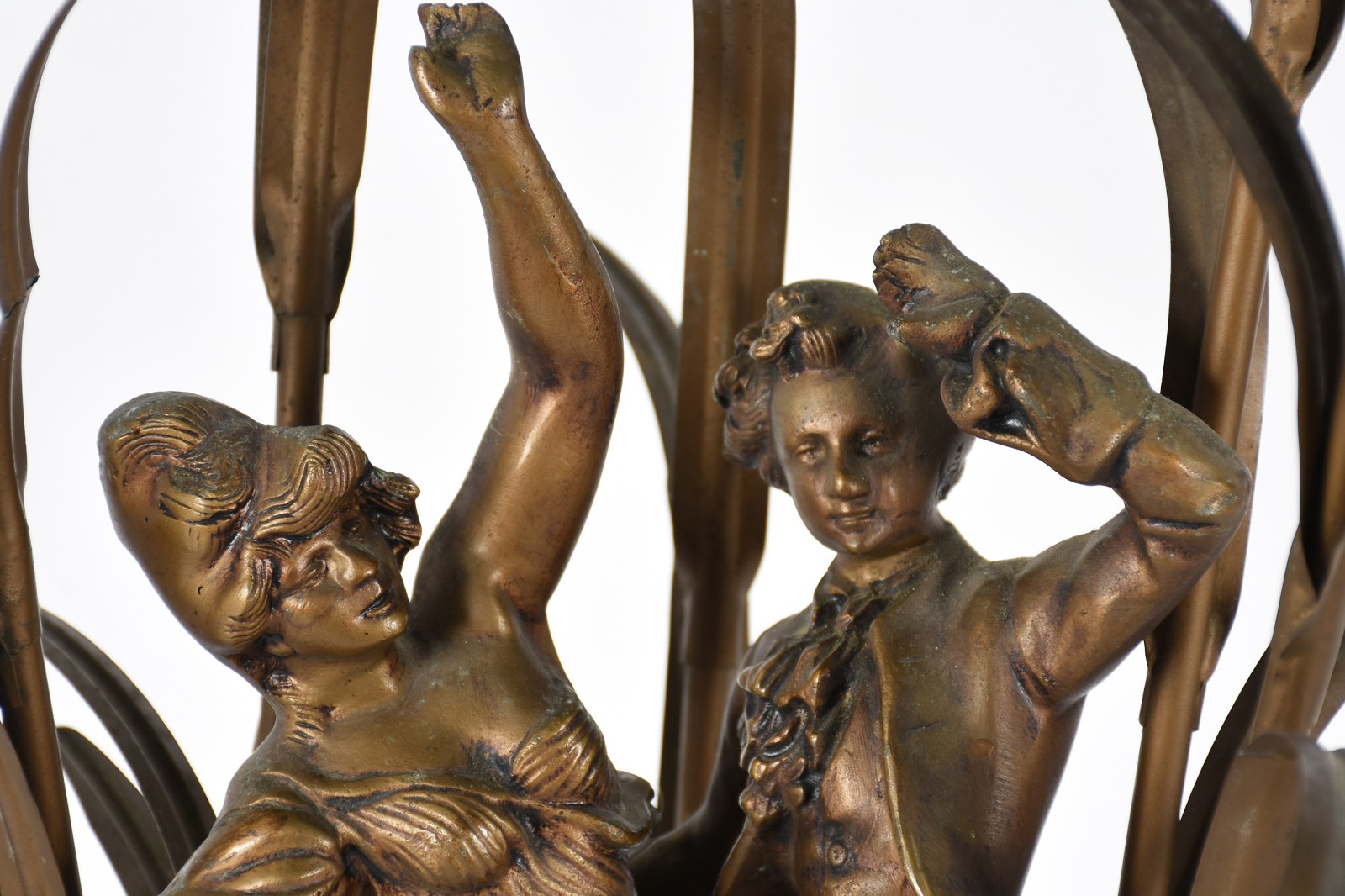 Luminária de metal dourado com figura de casal, base de madeira para... - foto 2 de 5