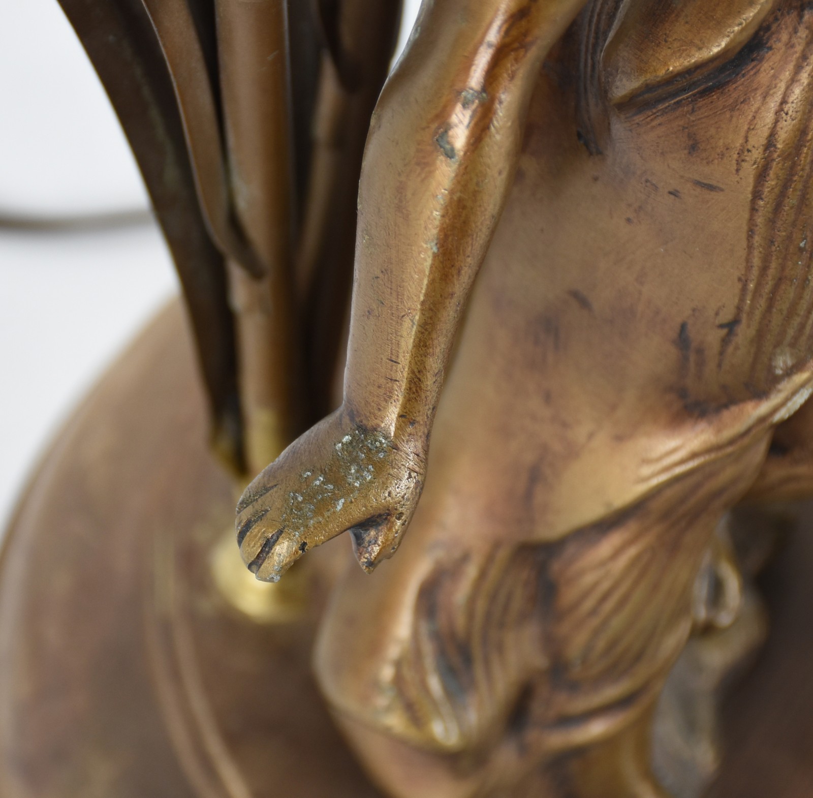 Luminária de metal dourado com figura de casal, base de madeira para... - foto 4 de 5