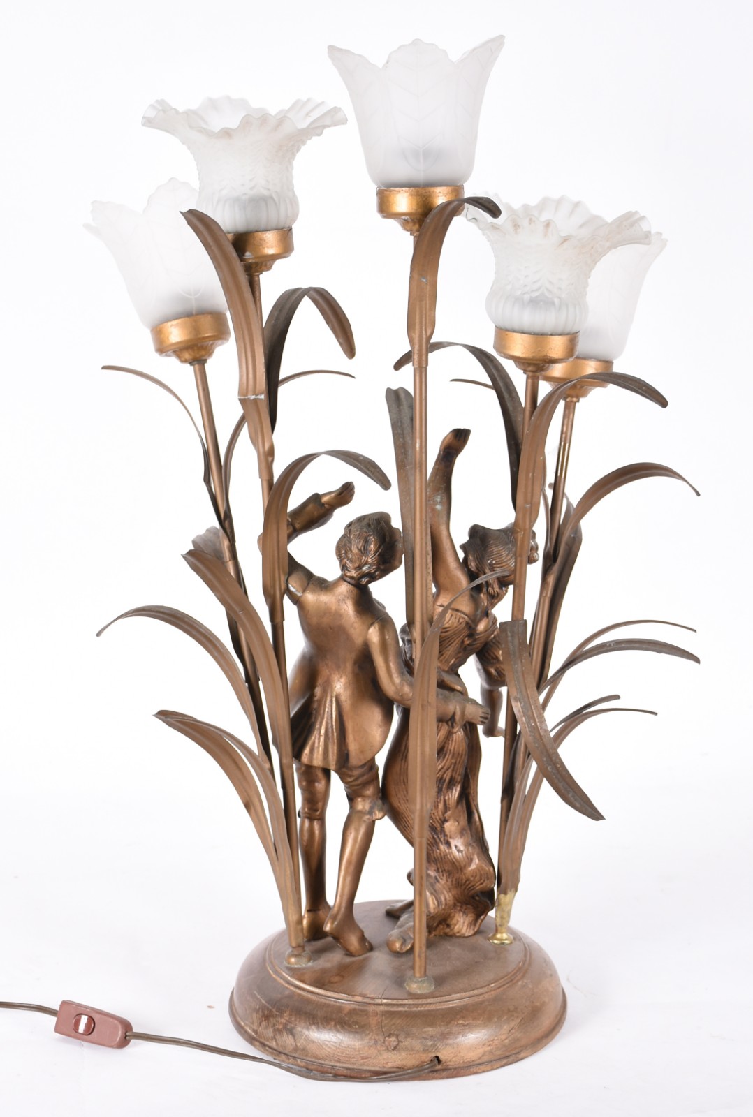 Luminária de metal dourado com figura de casal, base de madeira para... - foto 5 de 5