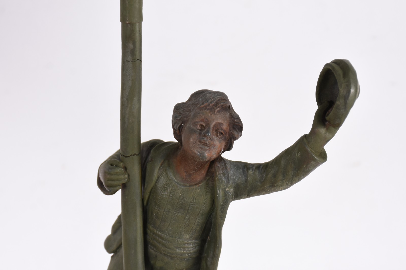 Três peças, sendo: abatjour de metal com figura de menino com boné... - foto 2 de 6