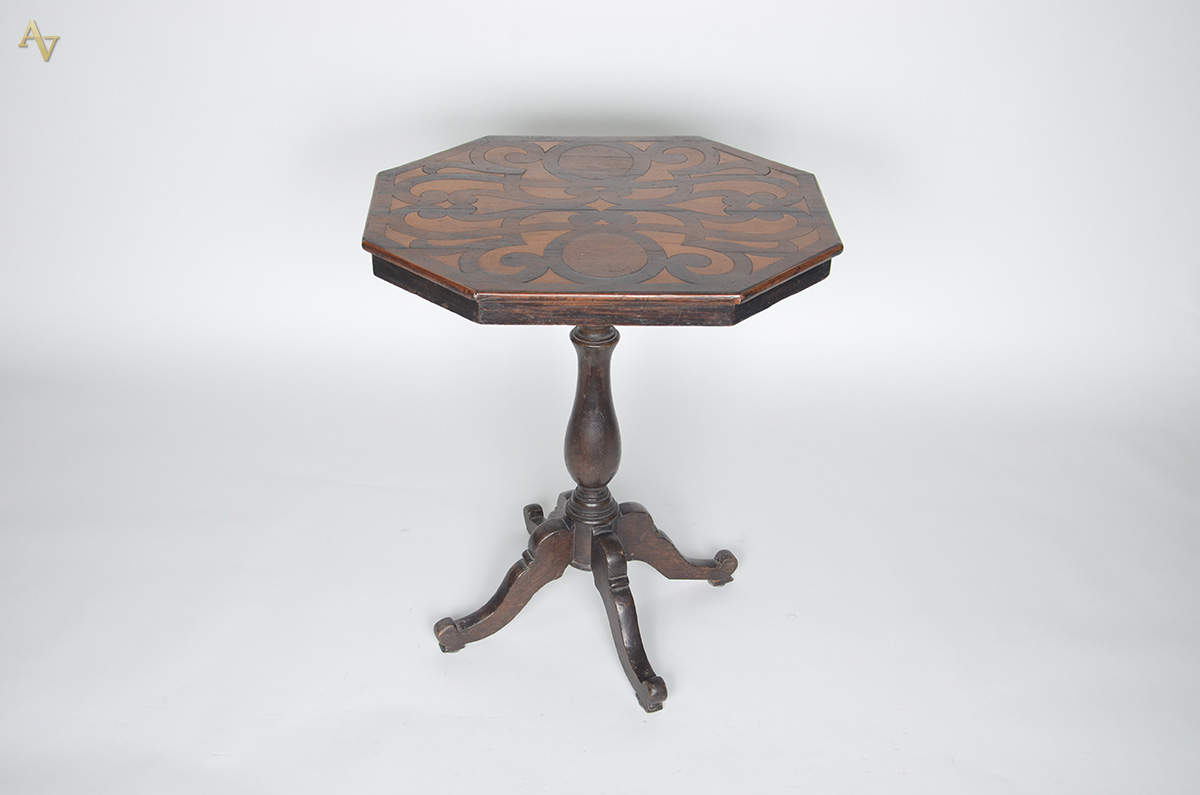 Mesa de madeira nobre com tampo em marqueterie, feitio oitavado... - foto 2 de 2