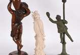 A.DE RANIERI (1880-1914),  - Três peças, sendo: abatjour de metal com figura de menino com boné assinado A.de Ranieri (d'après);  escultura de madeira representando menino com cân