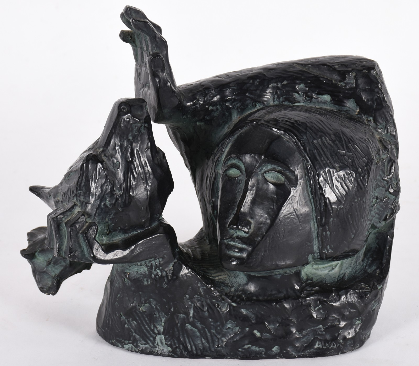 Escultura de resina representando figura feminina e pássaro. - foto 1 de 6