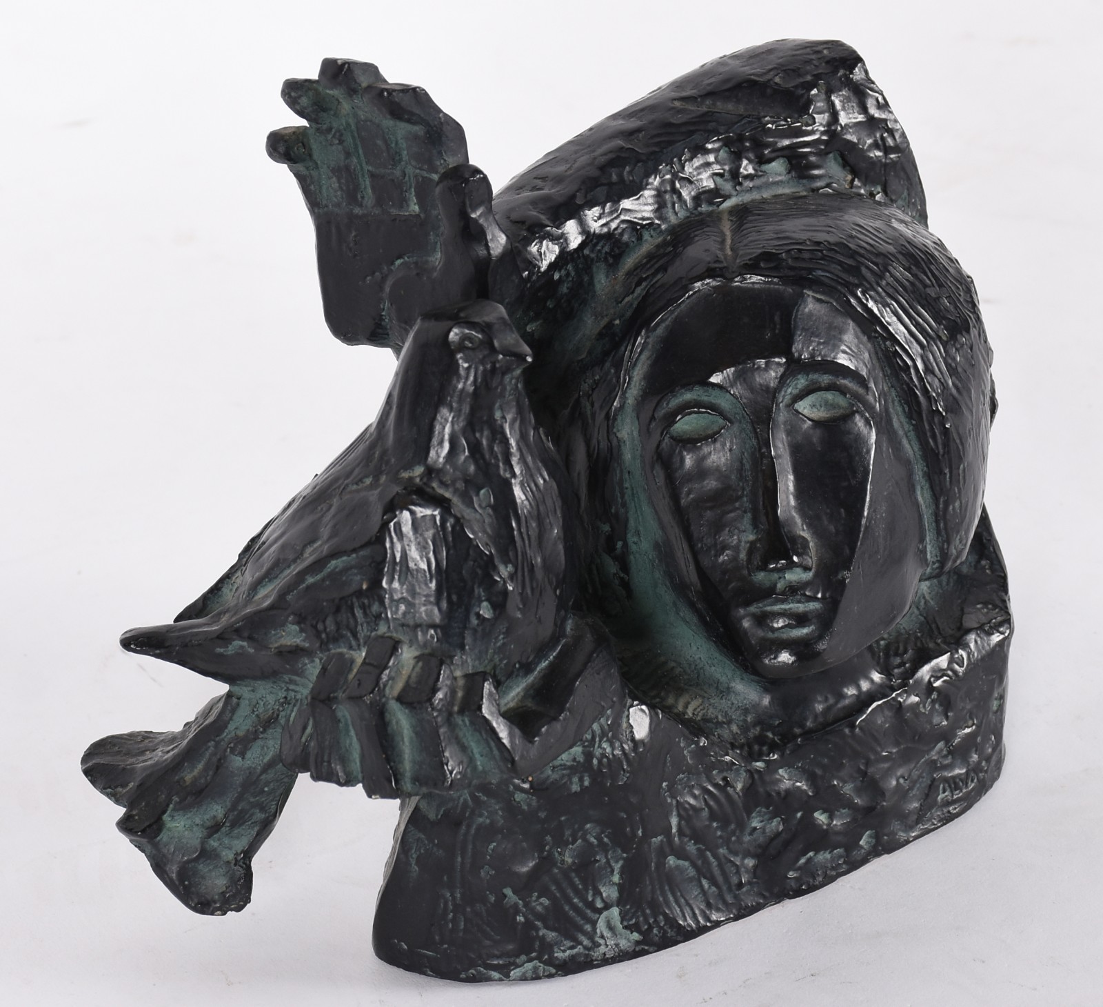 Escultura de resina representando figura feminina e pássaro. - foto 2 de 6