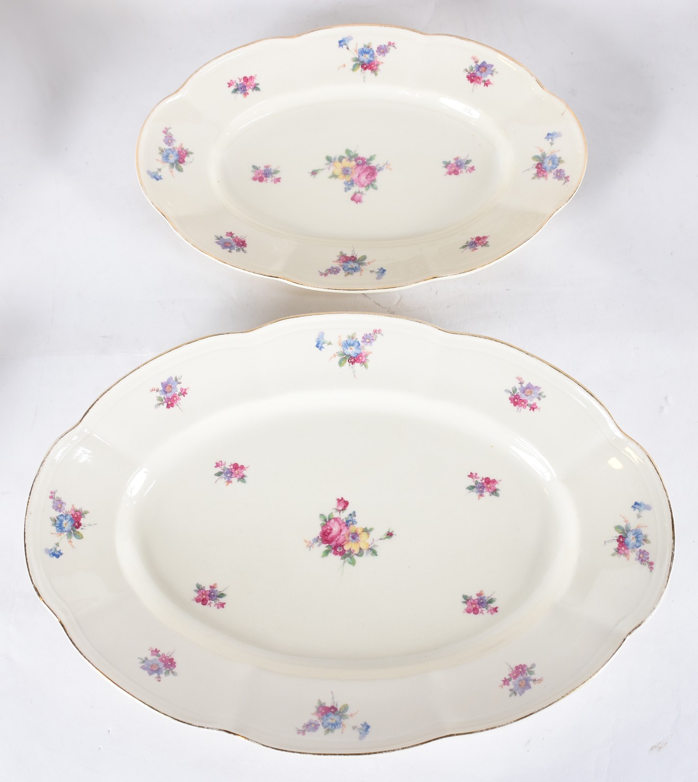Aparelho de jantar de porcelana Polonesa na cor creme com flores em... - foto 3 de 6