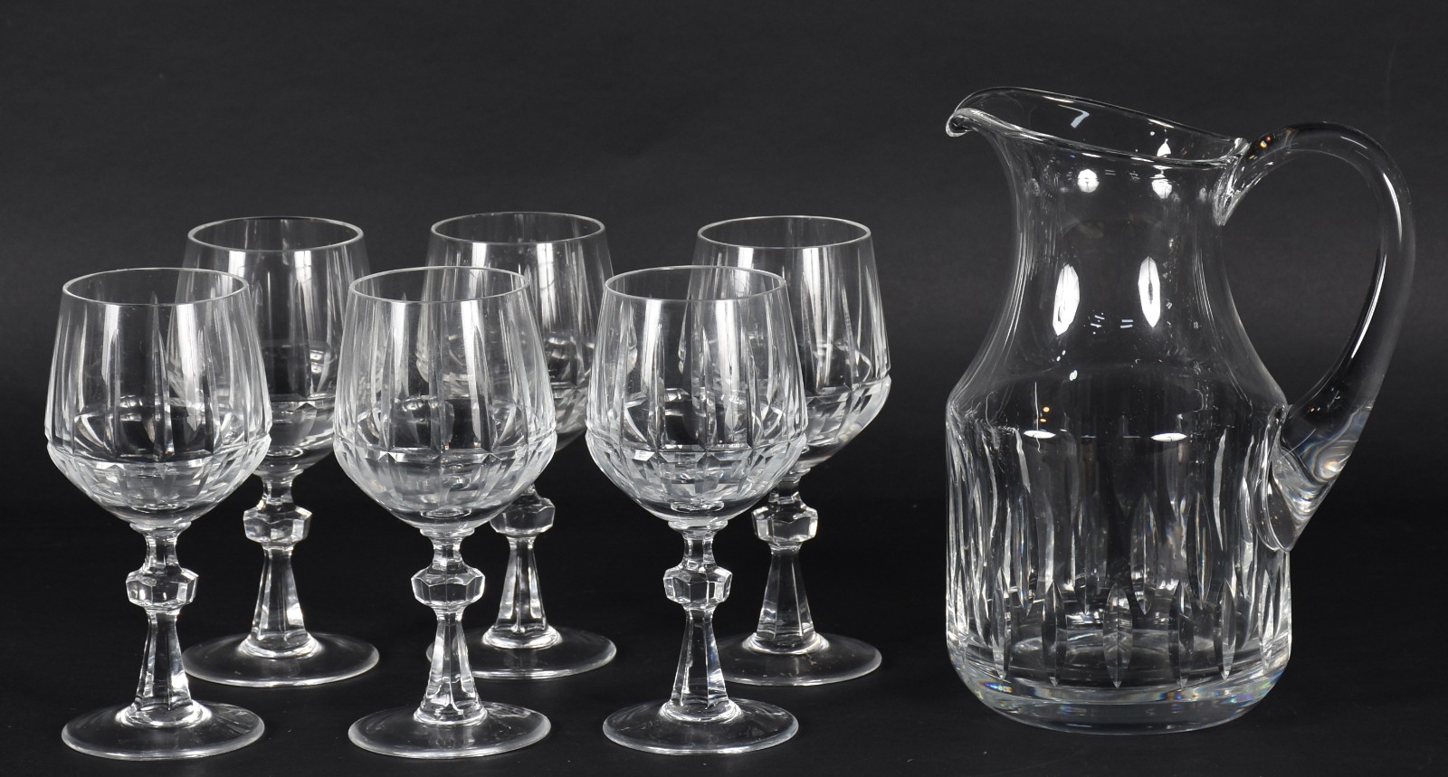 Conjunto com jarra e seis copos altos de cristal lapidado. - foto 1 de 4