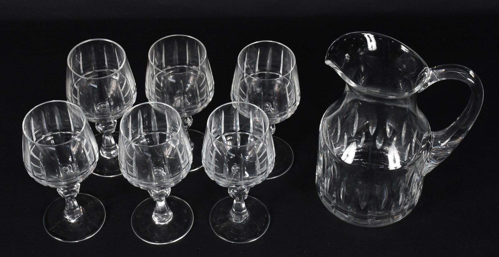 Conjunto com jarra e seis copos altos de cristal lapidado. - foto 2 de 4