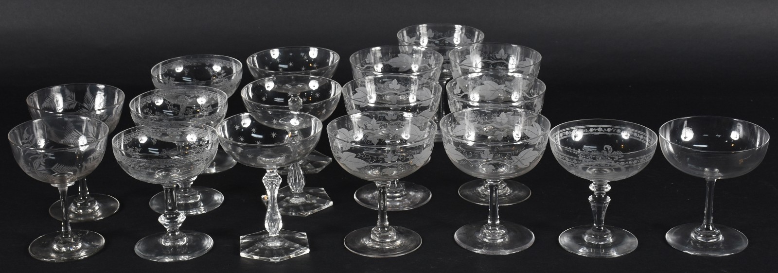 Lote com 17 taças para champagne de cristal em diversas lapidações. - foto 1 de 4