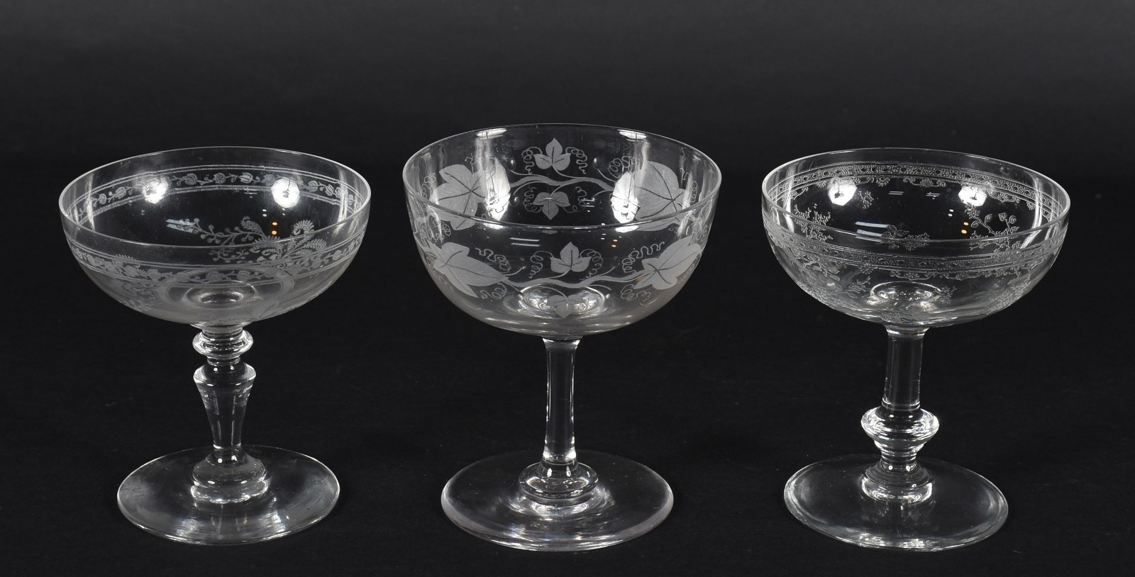 Lote com 17 taças para champagne de cristal em diversas lapidações. - foto 2 de 4