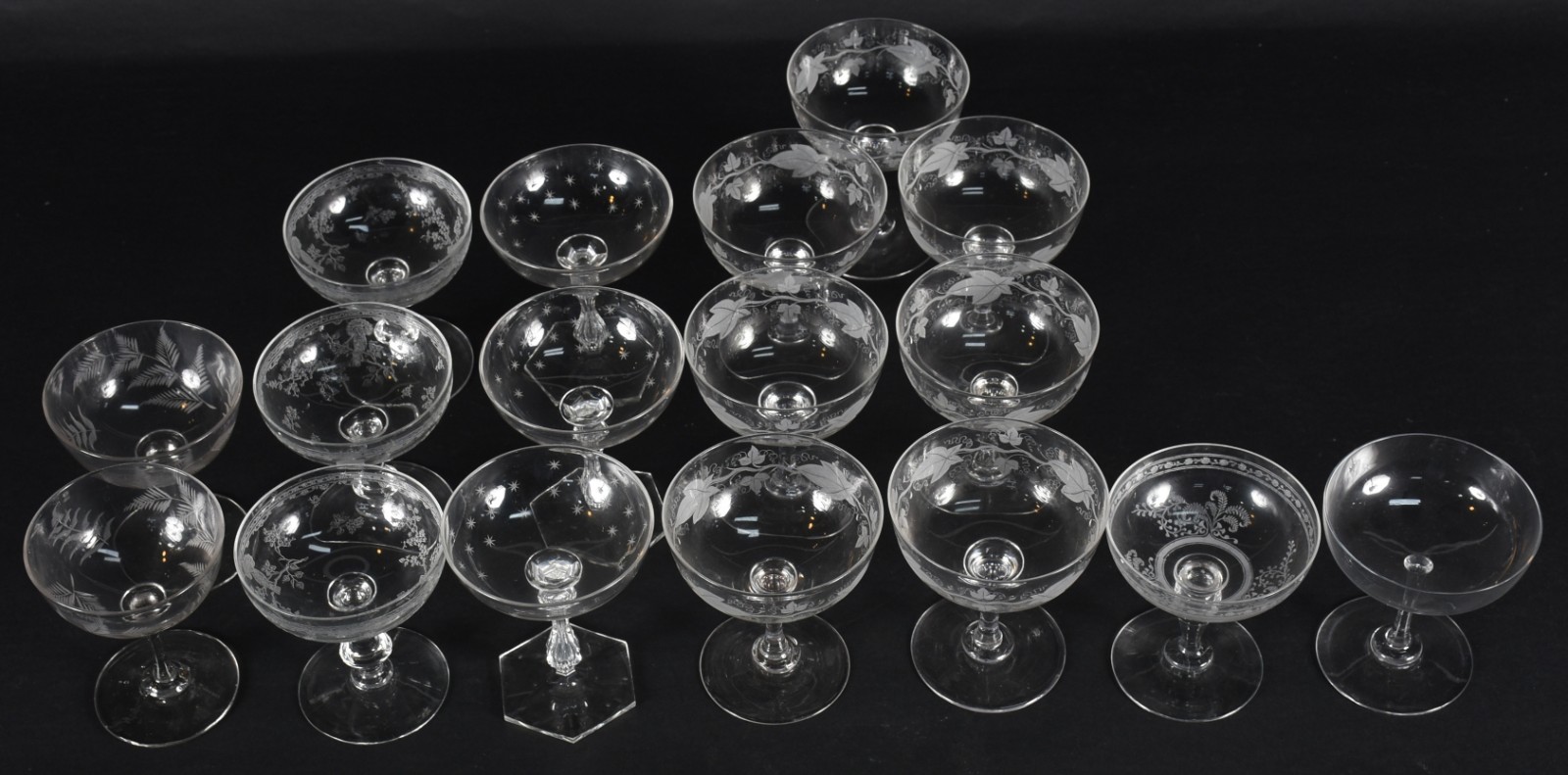 Lote com 17 taças para champagne de cristal em diversas lapidações. - foto 3 de 4