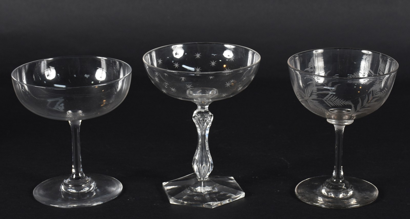 Lote com 17 taças para champagne de cristal em diversas lapidações. - foto 4 de 4
