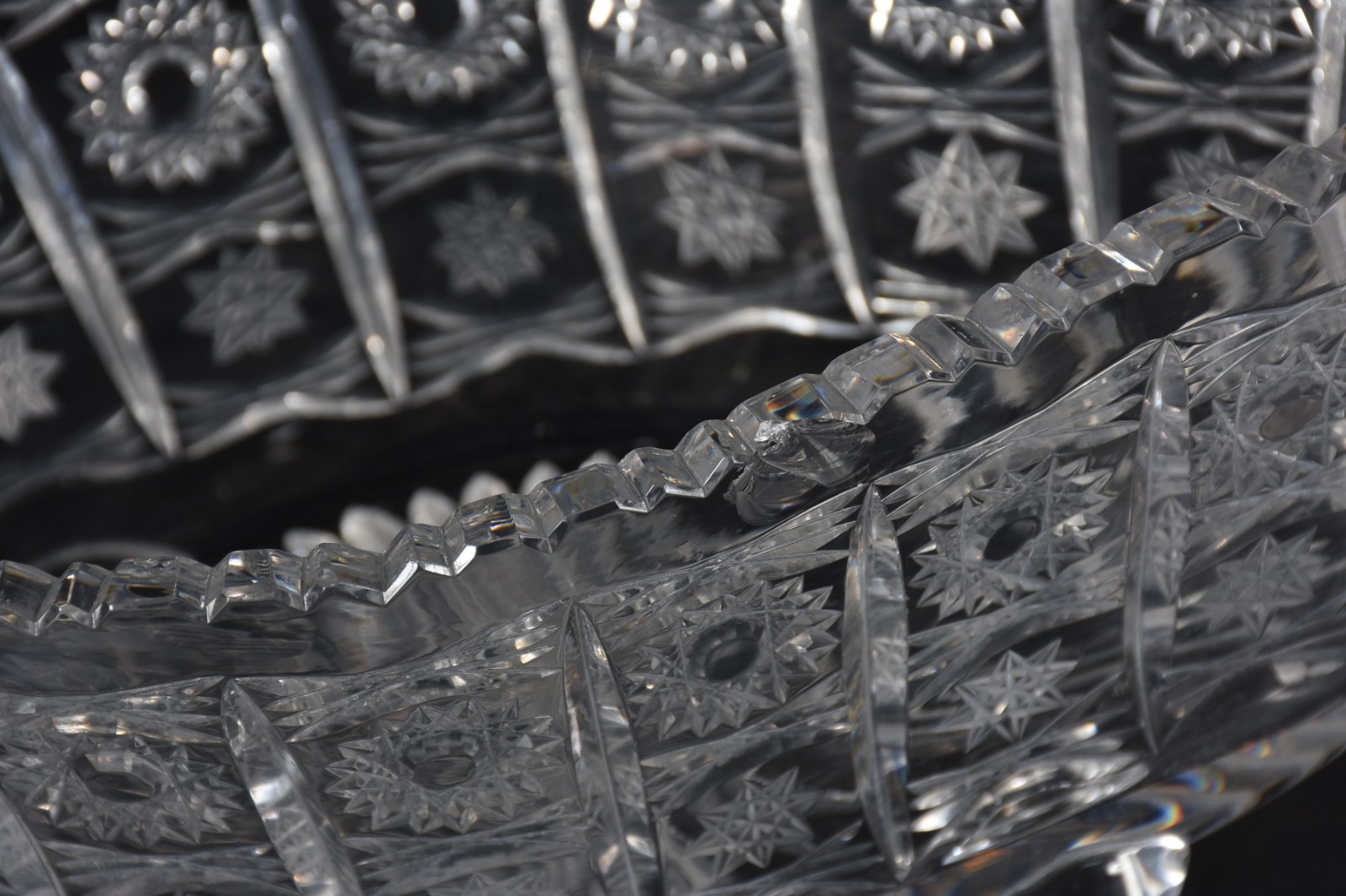 Três peças de cristal, sendo: floreira na forma de navete (um dos pés... - foto 4 de 5
