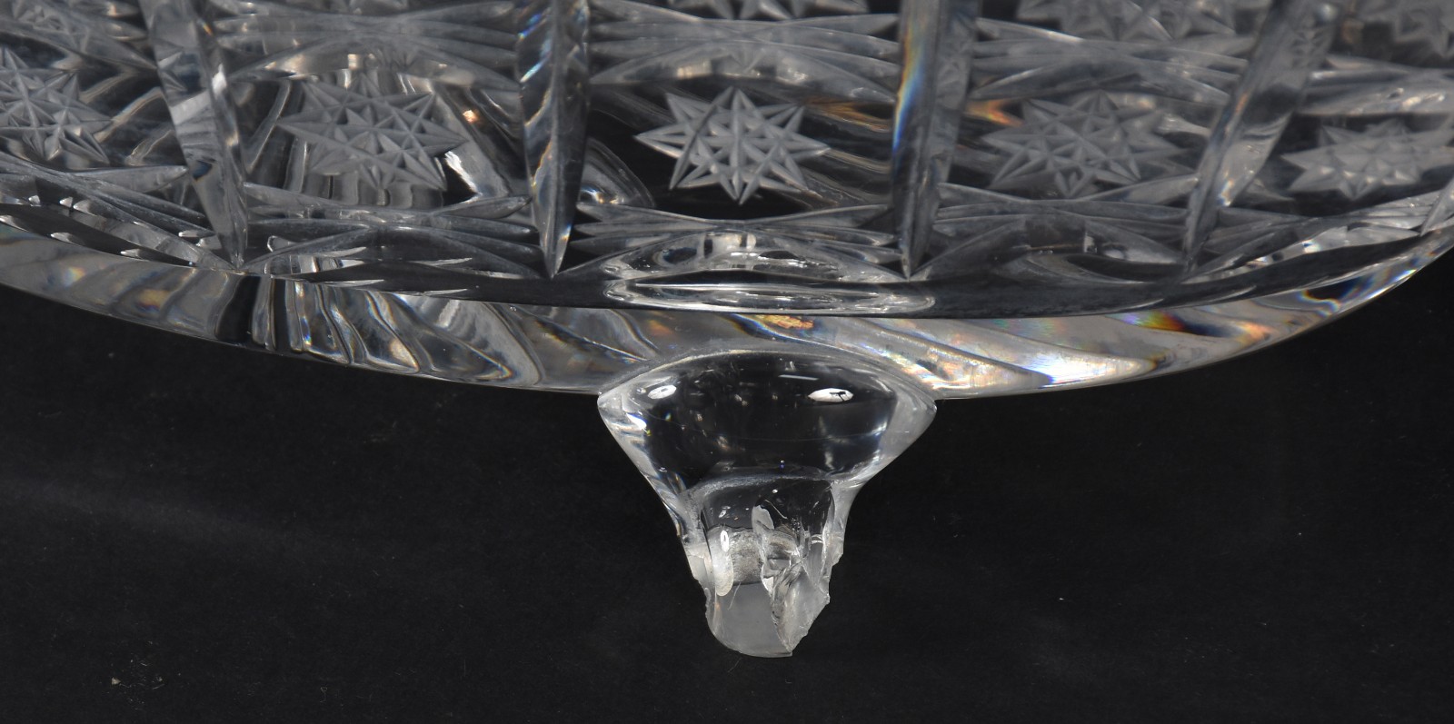 Três peças de cristal, sendo: floreira na forma de navete (um dos pés... - foto 5 de 5