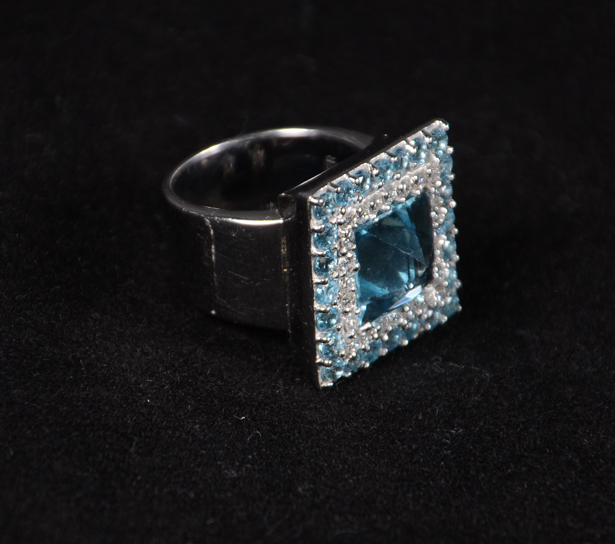 Anel de ouro branco, aro 18, com 1 ct de brilhante e 5 ct's de... - foto 1 de 3