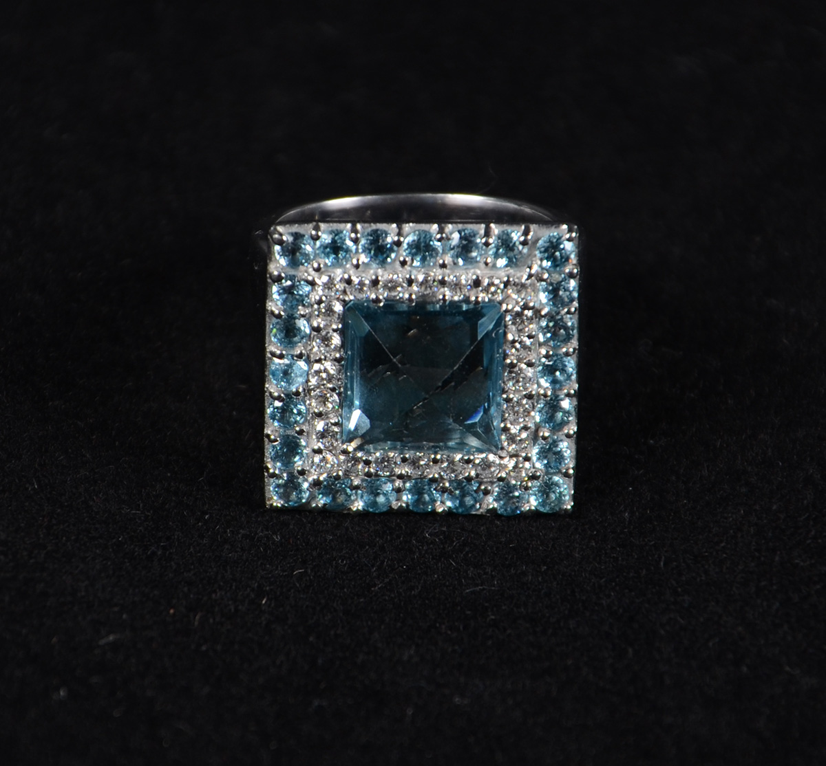 Anel de ouro branco, aro 18, com 1 ct de brilhante e 5 ct's de... - foto 2 de 3