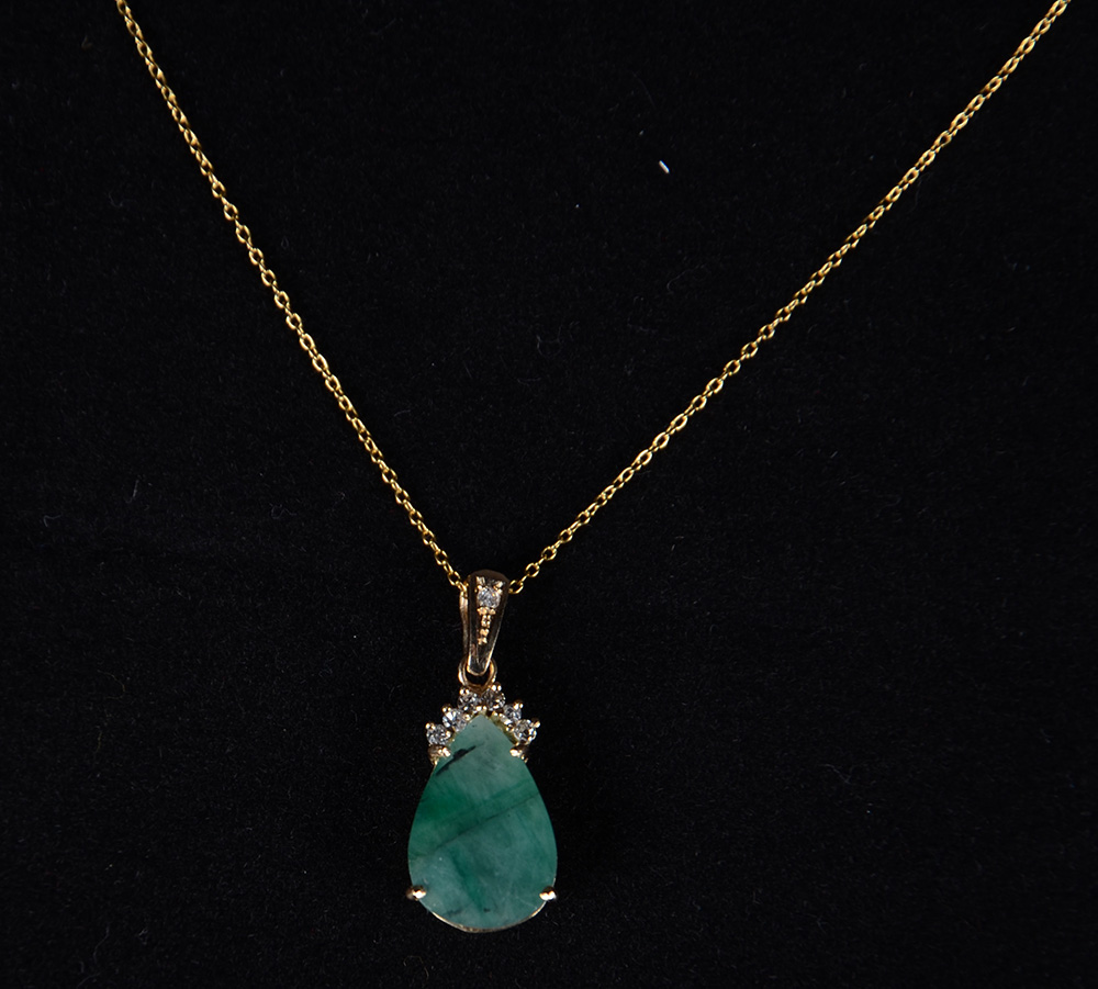 Pendente e seu cordão em ouro 18 K, esmeralda gota de 7,09 carats... - foto 1 de 3