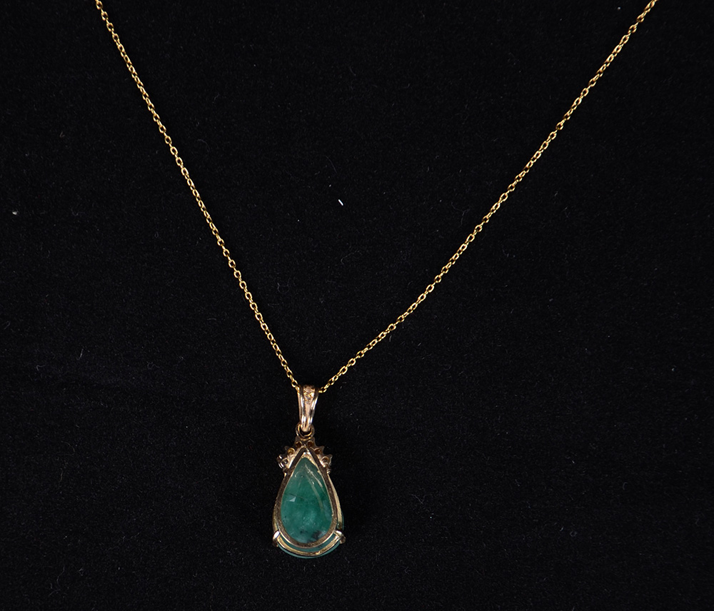 Pendente e seu cordão em ouro 18 K, esmeralda gota de 7,09 carats... - foto 2 de 3