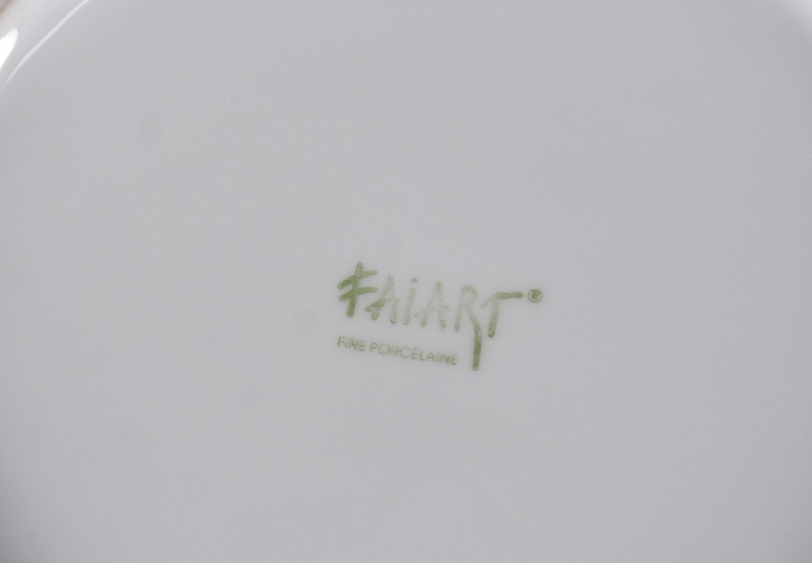 Serviço de jantar de porcelana FAIART branca, composto de: 12 pratos... - foto 4 de 6