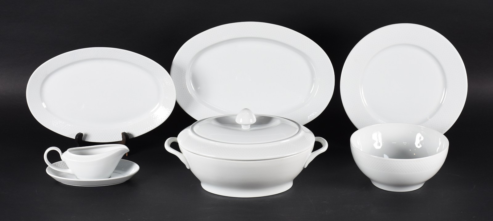 Serviço de jantar de porcelana FAIART branca, composto de: 12 pratos... - foto 5 de 6