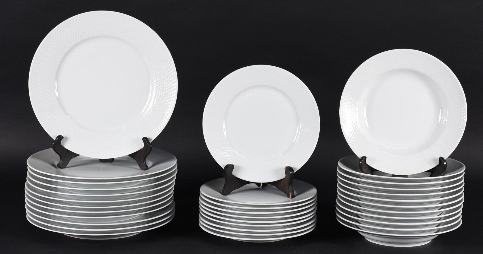 Serviço de jantar de porcelana FAIART branca, composto de: 12 pratos... - foto 6 de 6