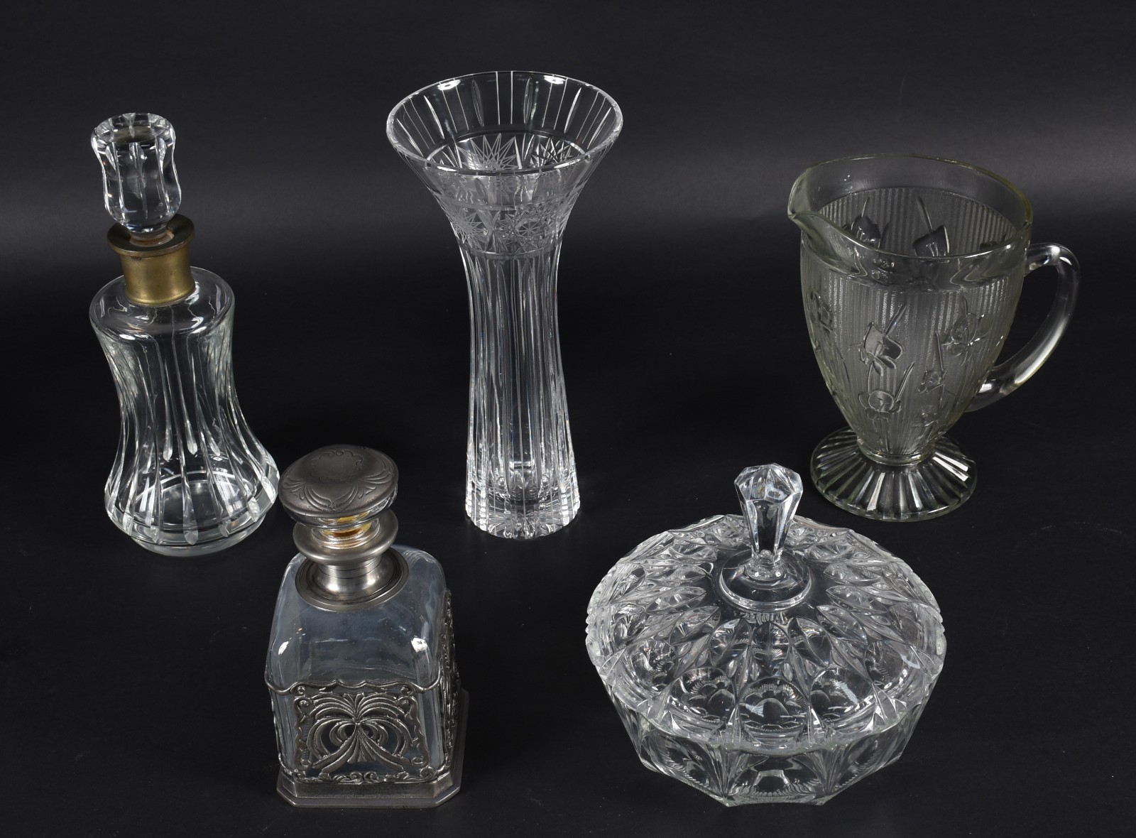 Cinco peças de cristal/vidro, sendo: jarra, bomboniere, 2 garrafas... - foto 2 de 7