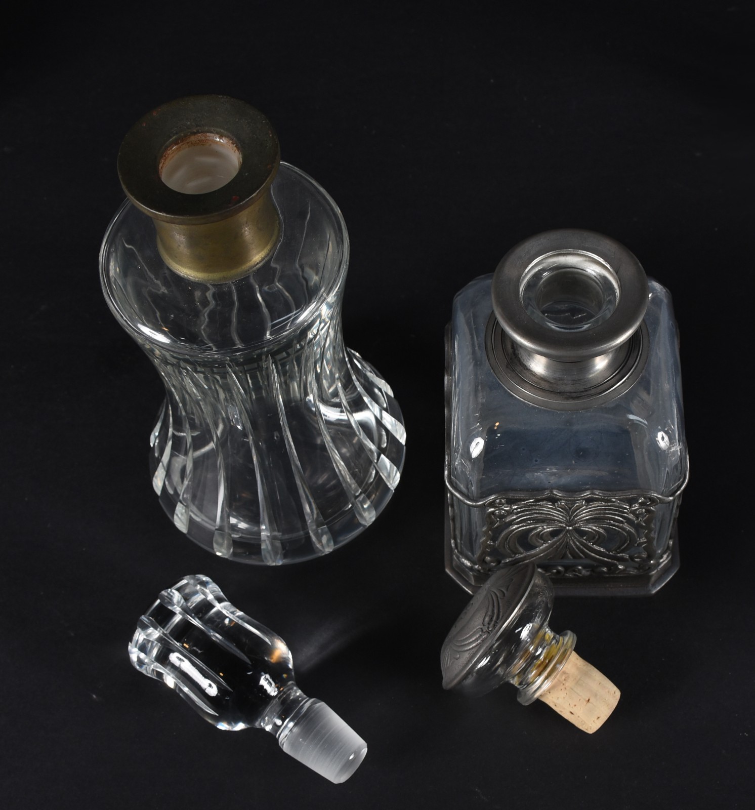 Cinco peças de cristal/vidro, sendo: jarra, bomboniere, 2 garrafas... - foto 3 de 7