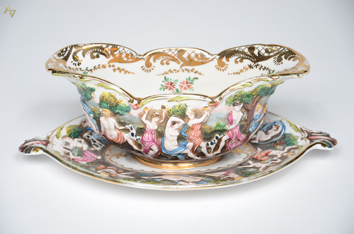 Molheira de porcelana italiana Capodimonte com figuras em relevo... - foto 1 de 2