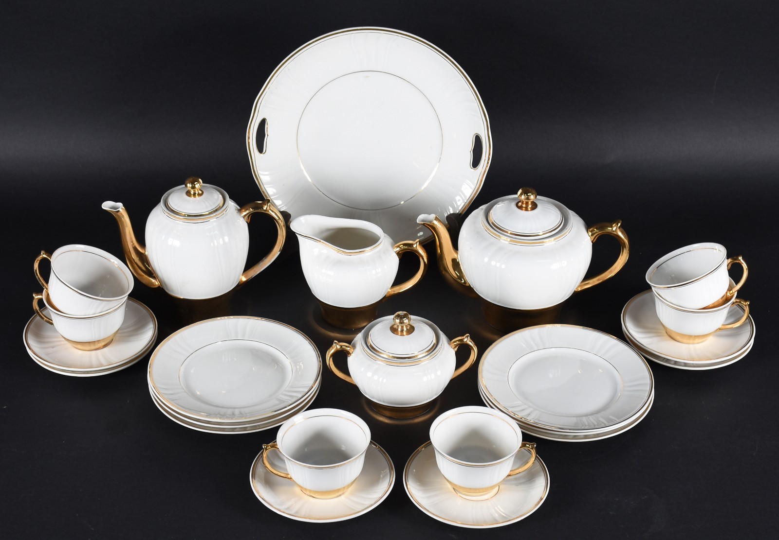 Serviço de chá de porcelana Monte Alegre branca com frisos dourados... - foto 1 de 8