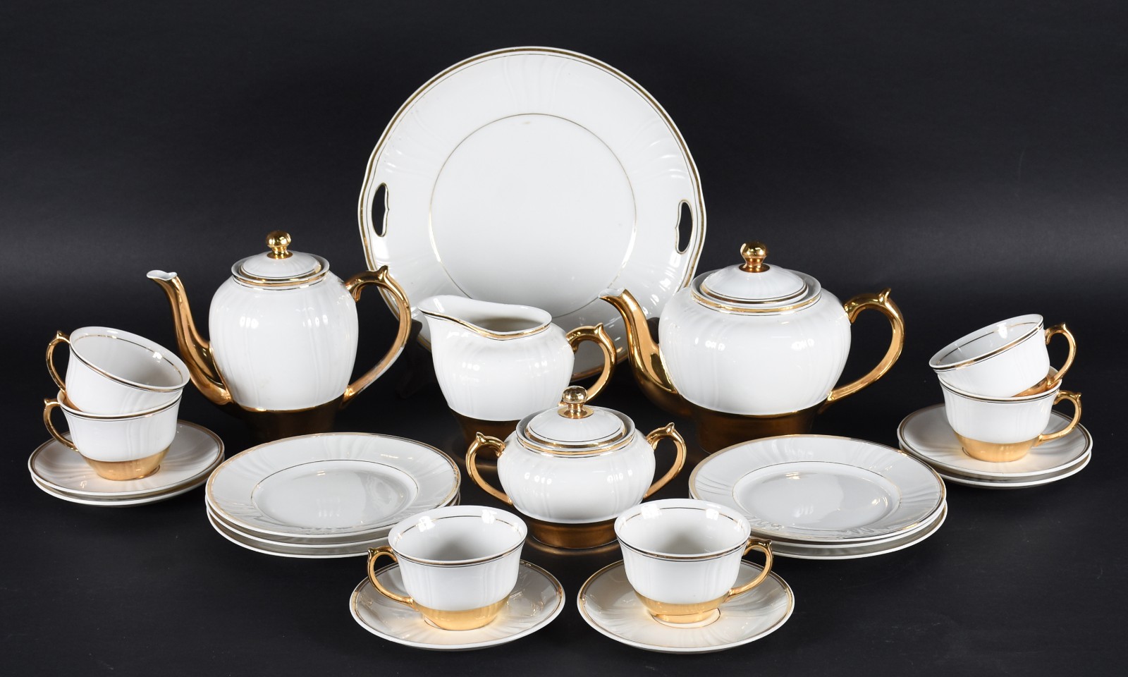 Serviço de chá de porcelana Monte Alegre branca com frisos dourados... - foto 2 de 8