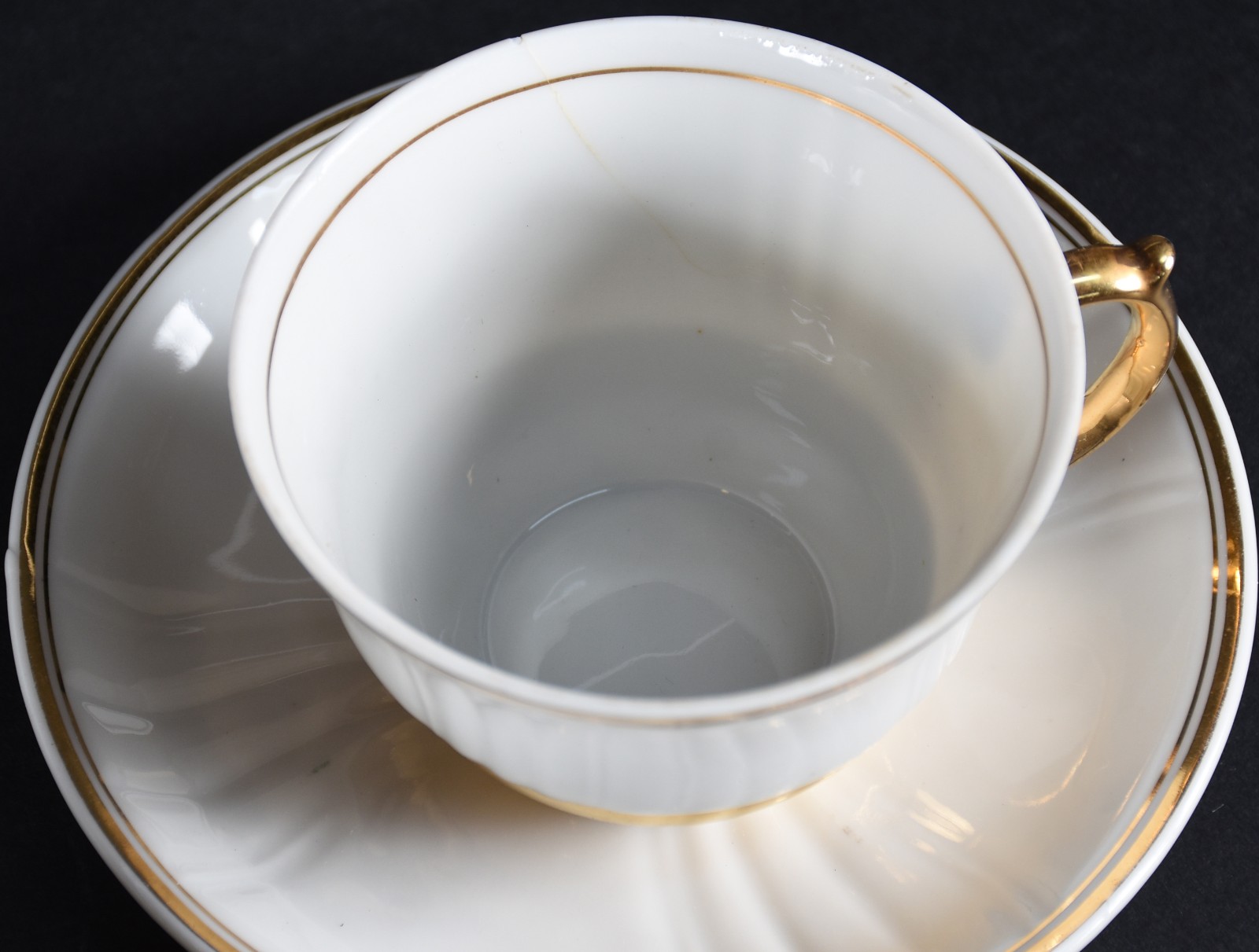 Serviço de chá de porcelana Monte Alegre branca com frisos dourados... - foto 3 de 8