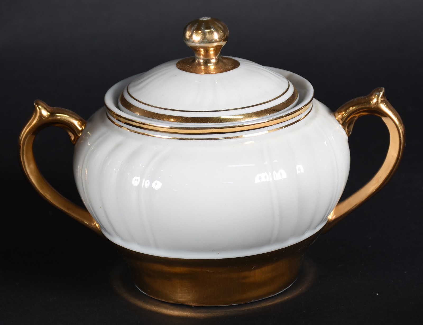 Serviço de chá de porcelana Monte Alegre branca com frisos dourados... - foto 4 de 8