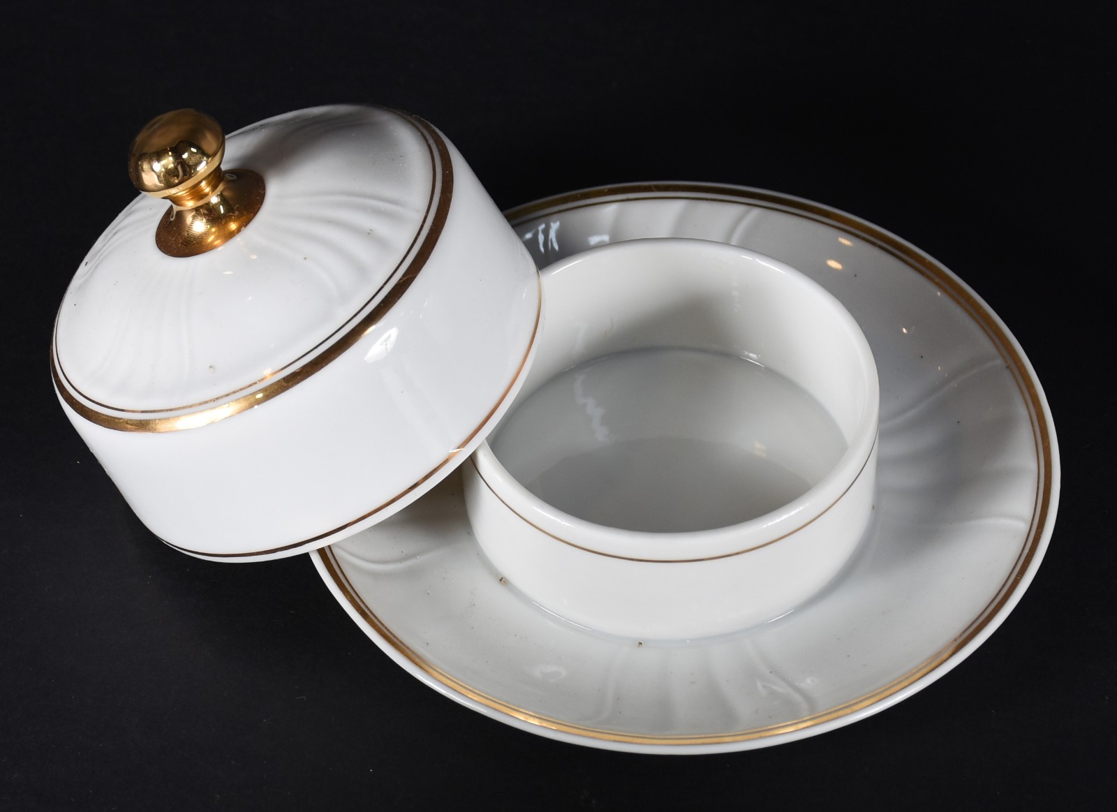 Serviço de chá de porcelana Monte Alegre branca com frisos dourados... - foto 5 de 8