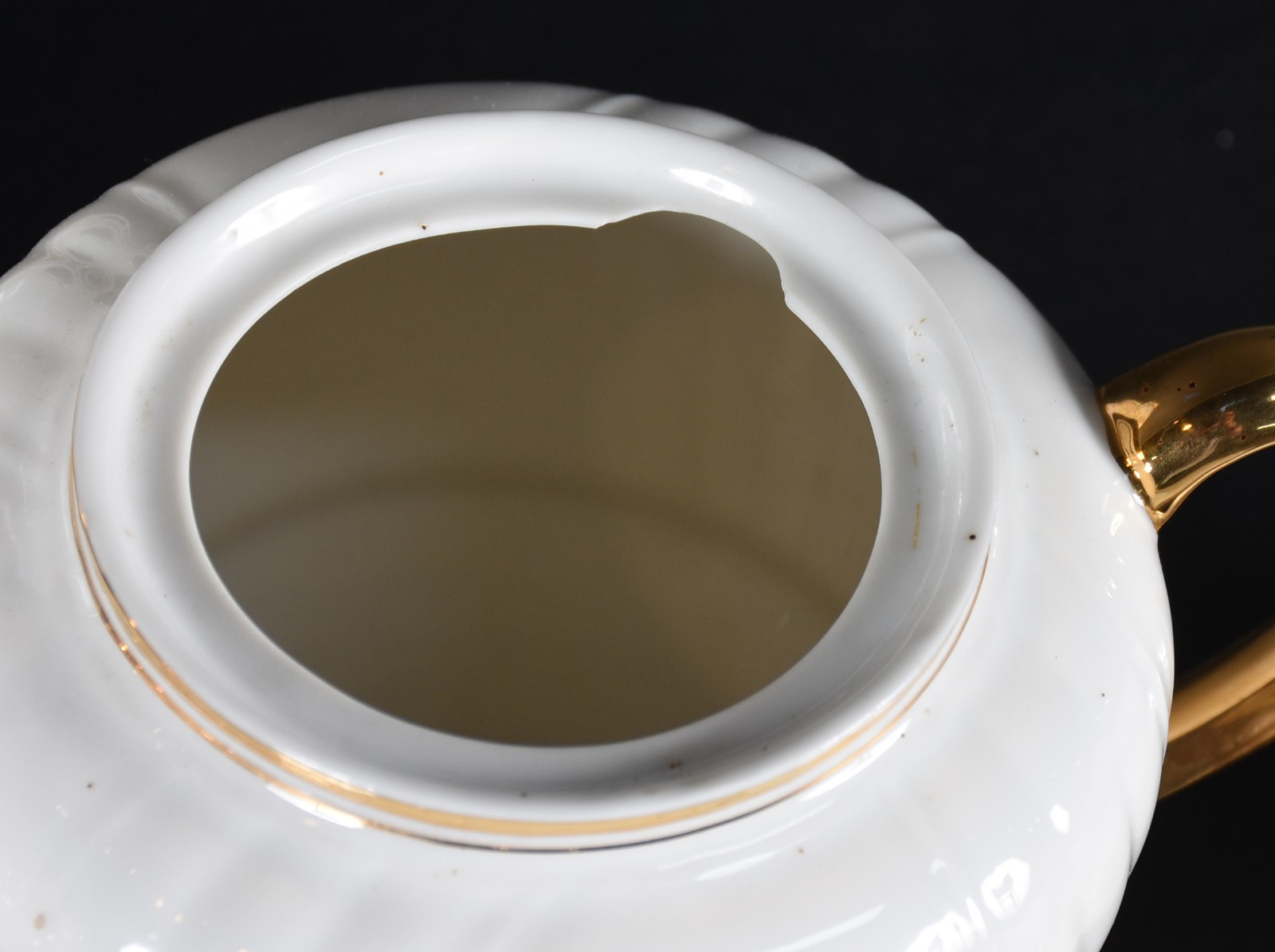 Serviço de chá de porcelana Monte Alegre branca com frisos dourados... - foto 6 de 8