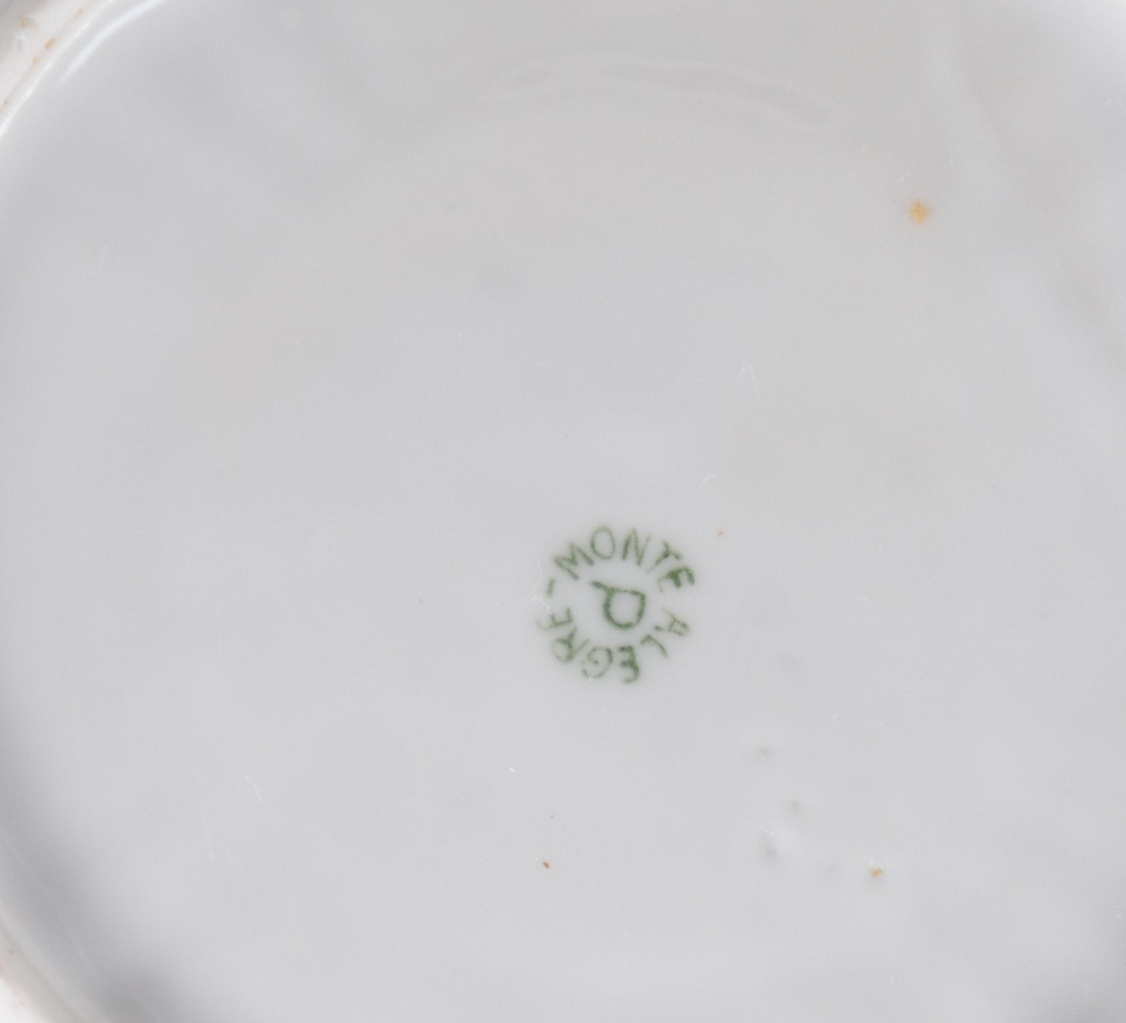 Serviço de chá de porcelana Monte Alegre branca com frisos dourados... - foto 8 de 8
