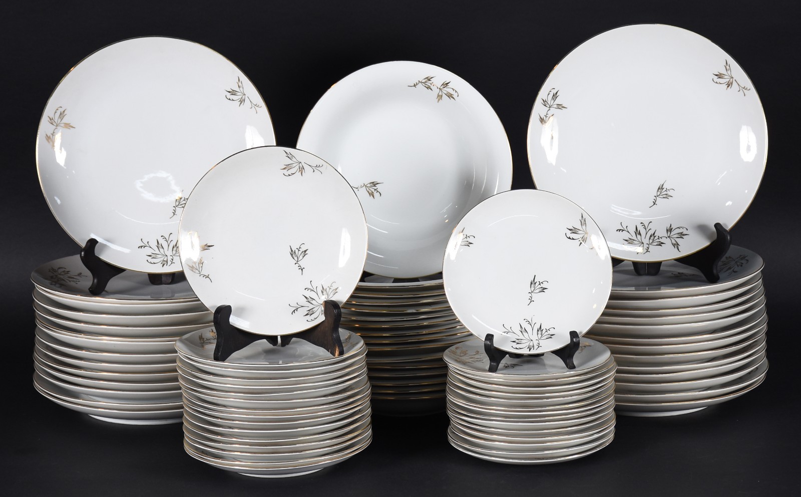 Aparelho de jantar de porcelana tcheca decorados com folhagens e... - foto 1 de 6