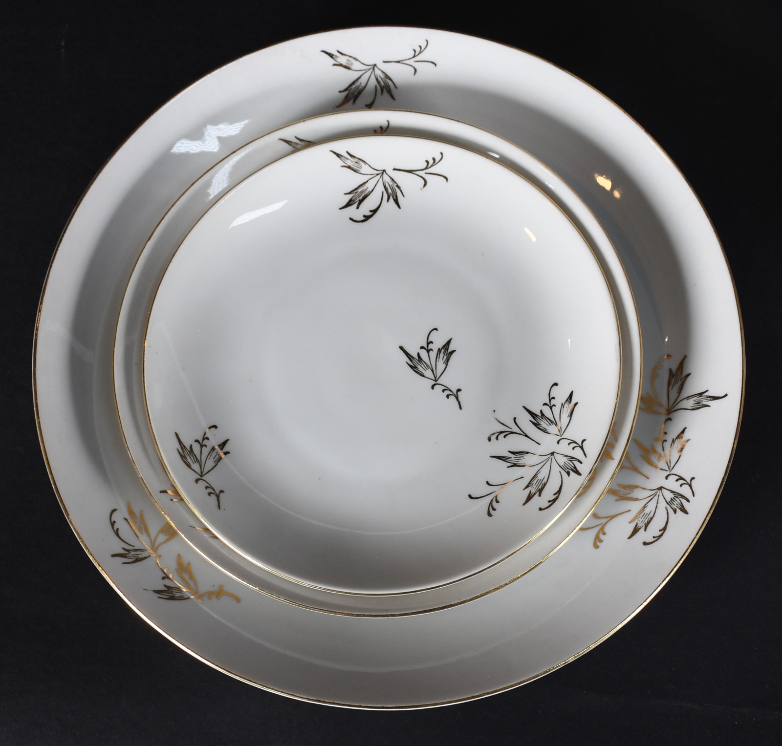 Aparelho de jantar de porcelana tcheca decorados com folhagens e... - foto 2 de 6