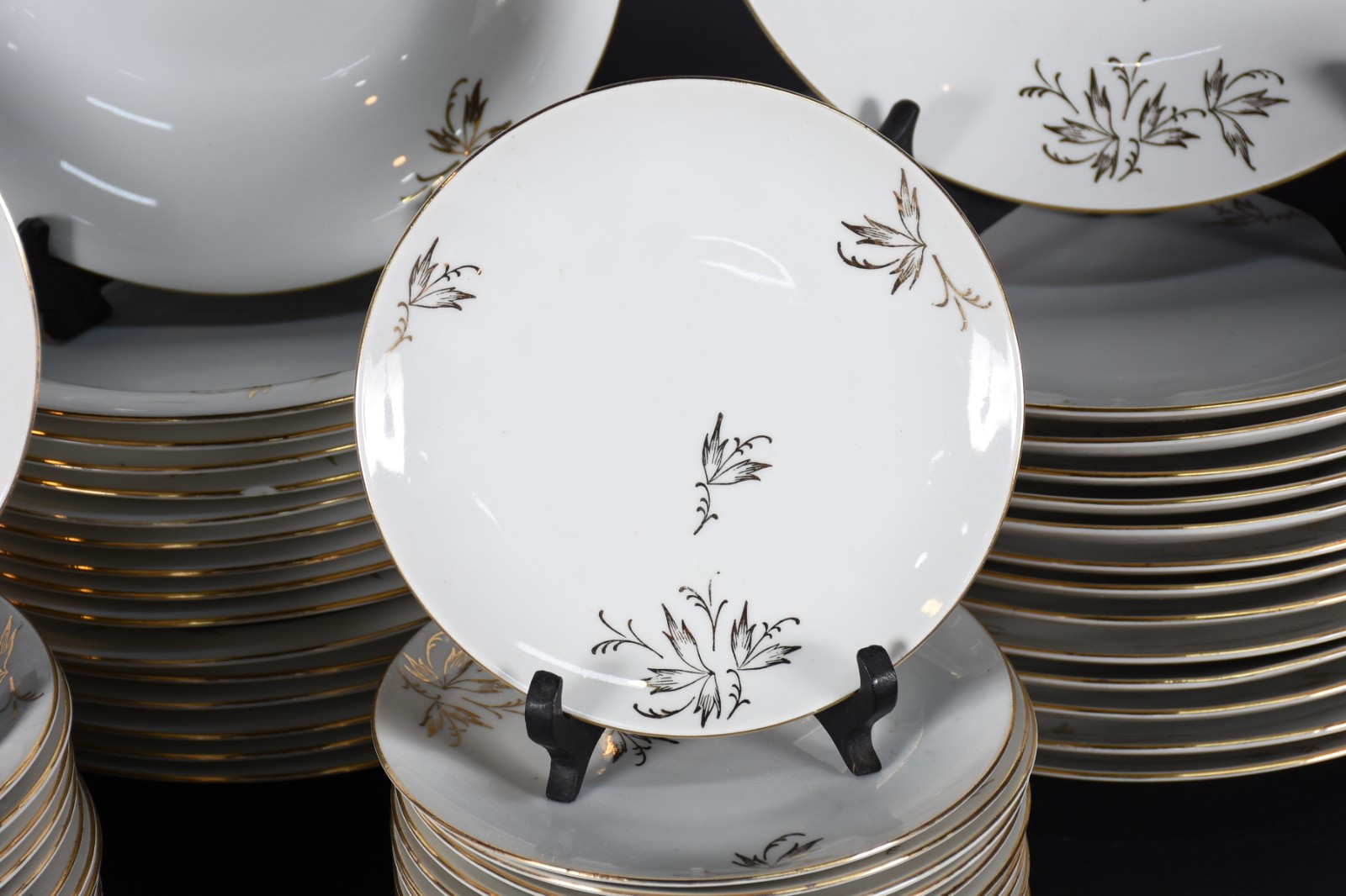 Aparelho de jantar de porcelana tcheca decorados com folhagens e... - foto 3 de 6