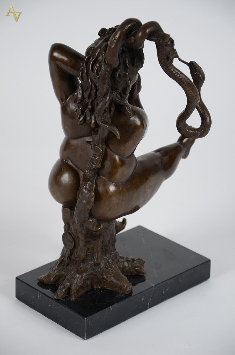 BOTERO - Escultura em bronze com base em mármore representando Mulher... - foto 2 de 5