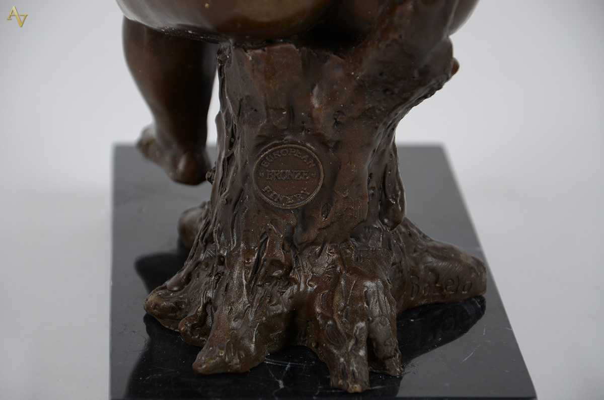 BOTERO - Escultura em bronze com base em mármore representando Mulher... - foto 4 de 5