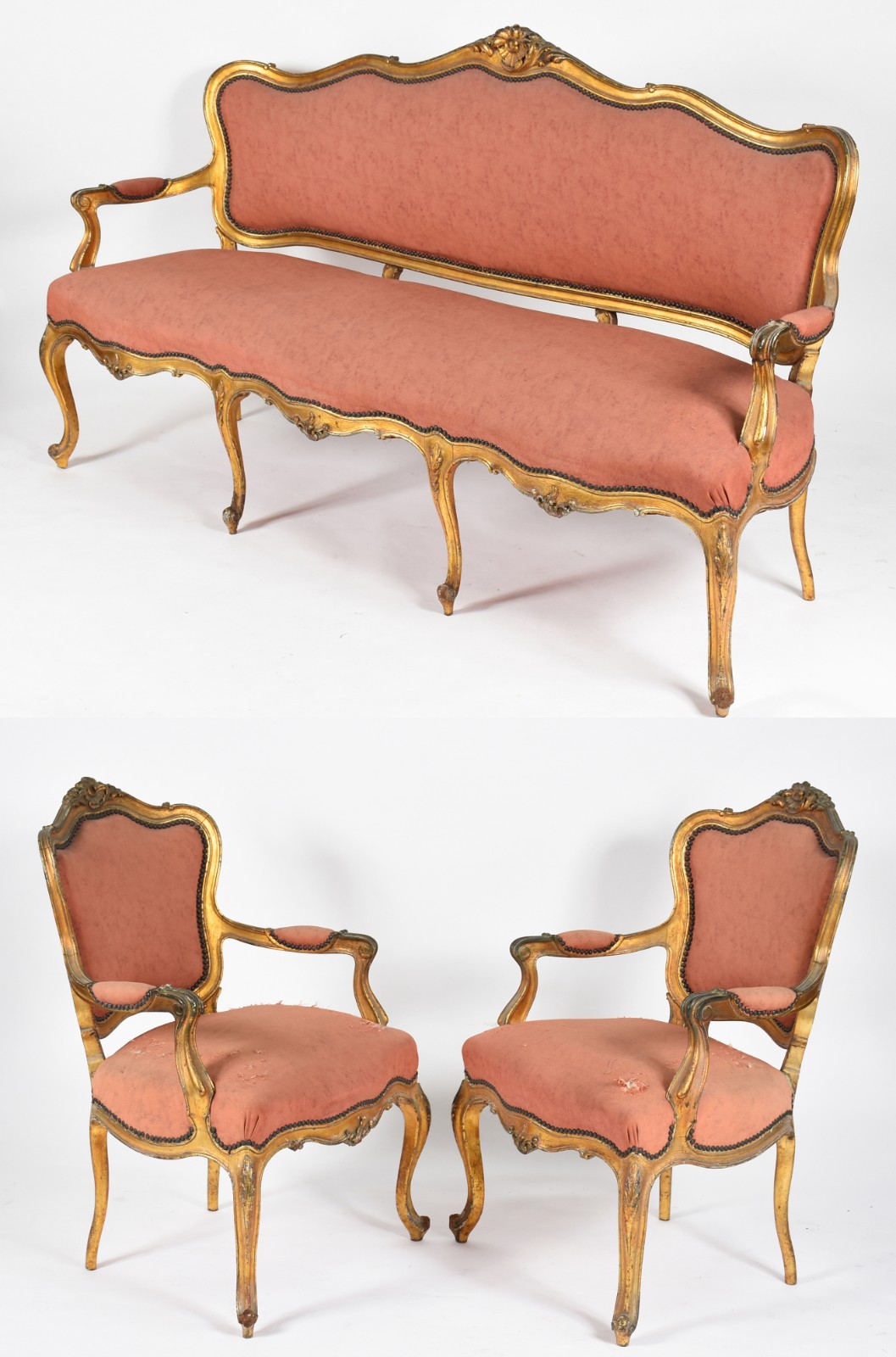 Conjunto de sofá e par de cadeiras de madeira dourada estilo Luis XV... - foto 1 de 6
