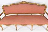 Conjunto de sofá e par de cadeiras de madeira d... - Conjunto de sofá e par de cadeiras de madeira dourada estilo Luis XV, estofamento forrado com tecido na cor salmon (tecido com desgates).